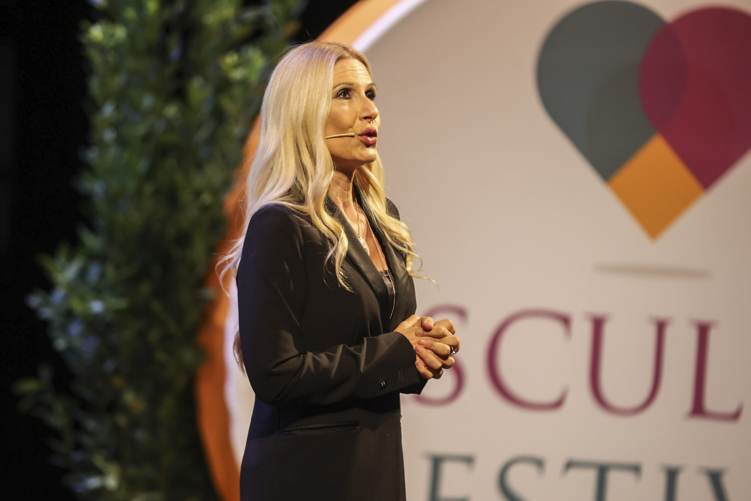 Foto della direttrice d'orchestra Cinzia Pennesi