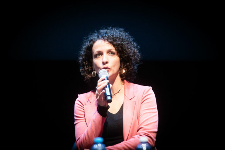 Foto di Fabiana Verde con il microfono in mano