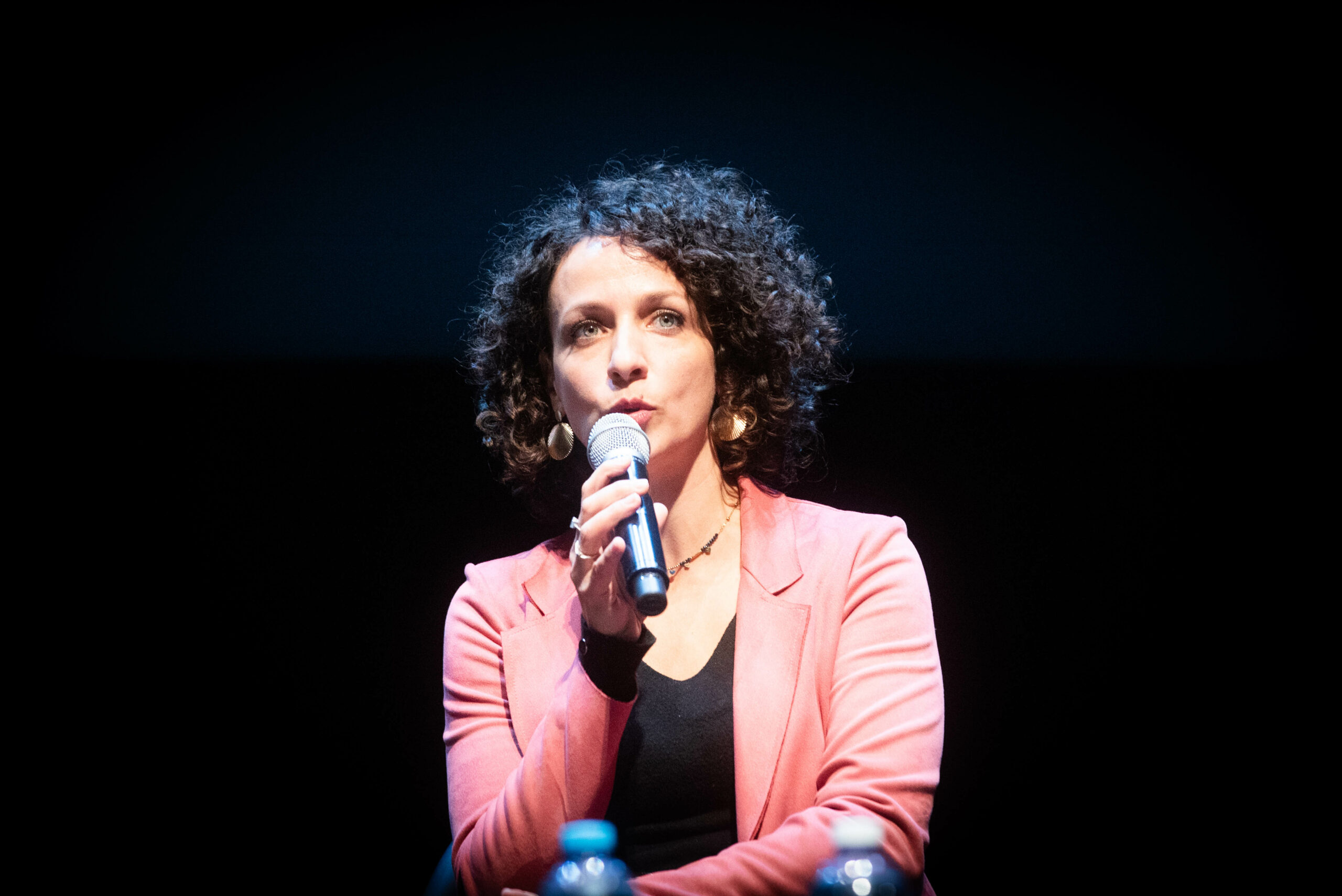 Foto di Fabiana Verde con il microfono in mano