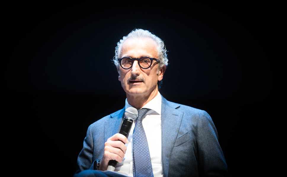 Paolo Maggi con il microfono in mano